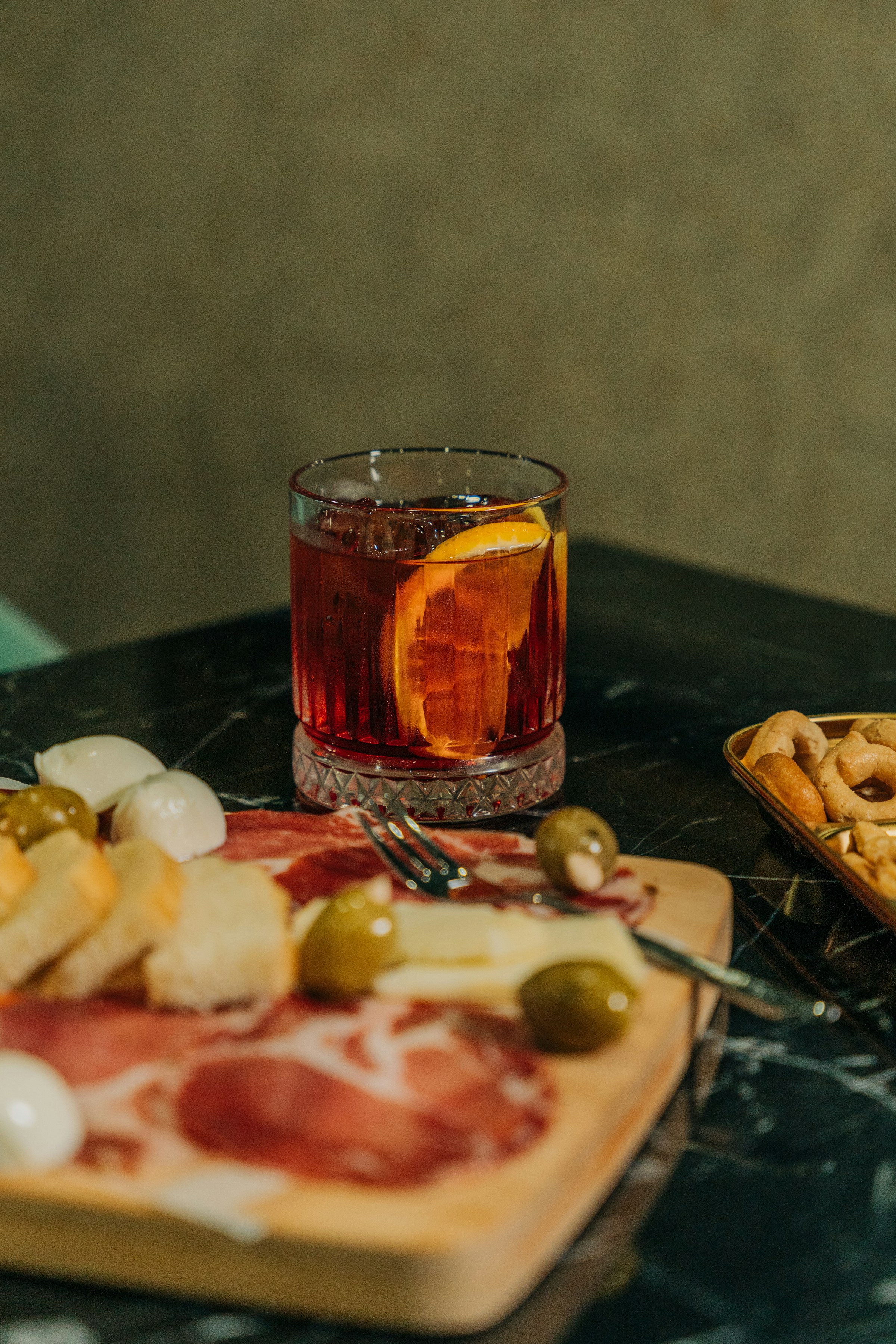 Negroni met prosciutto, olijven en stuzzichini — aperitivo op zijn Piemontees