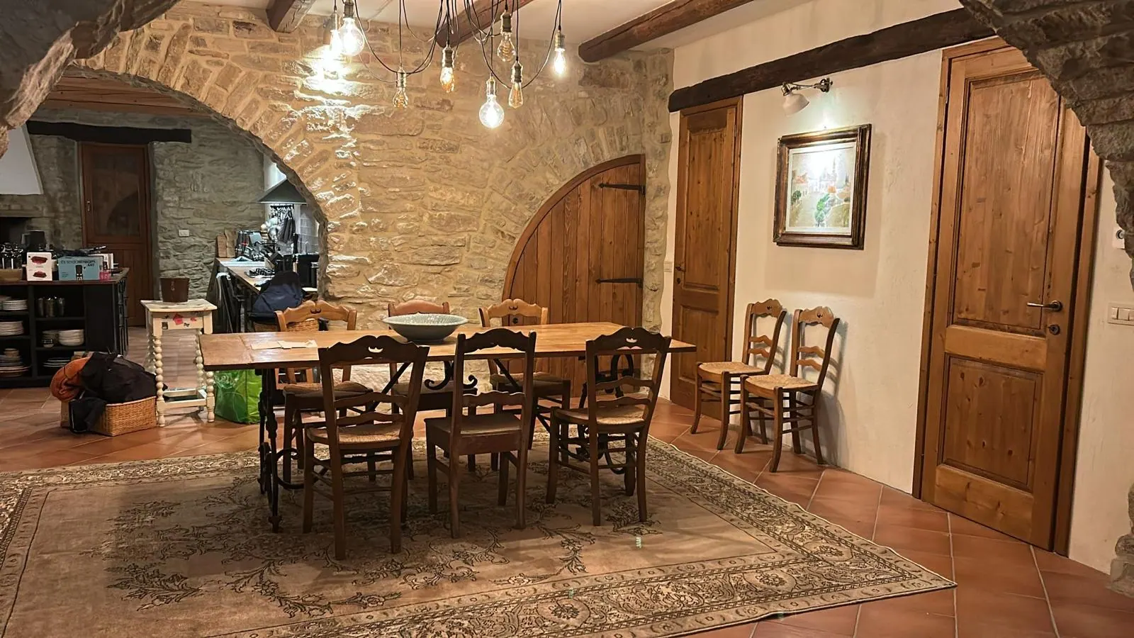 Eetkamer met houten tafel en authentieke details