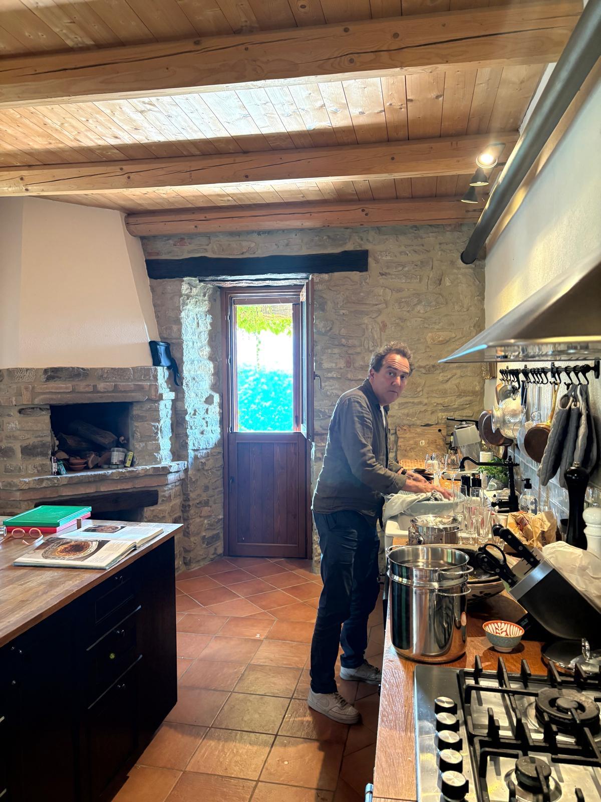 De keuken van het huis met houten plafond en stenen muren