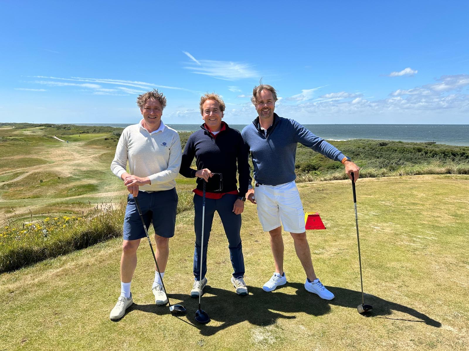 Michiel, Willem en Bas op een golfbaan aan zee