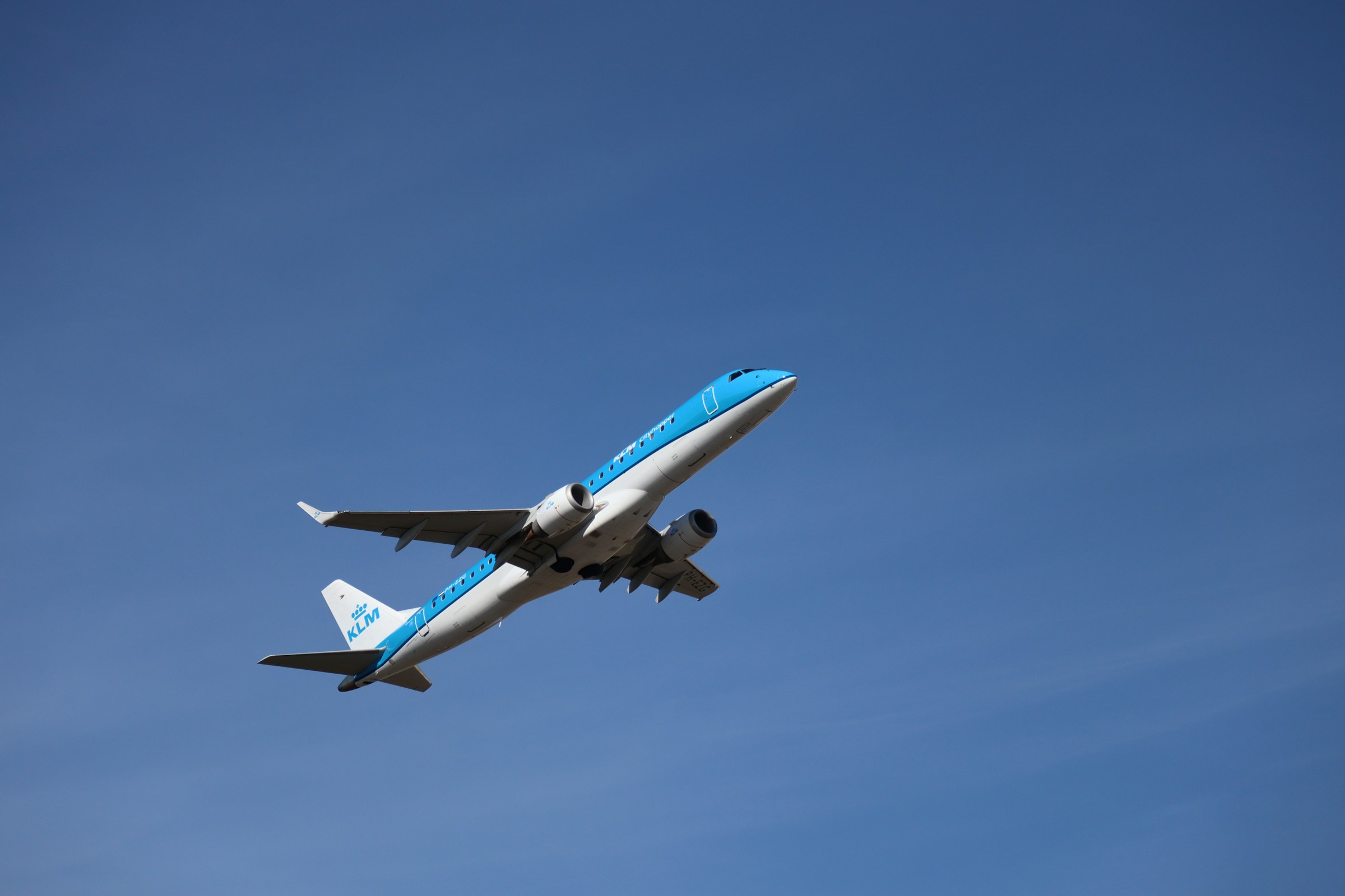 KLM-vliegtuig stijgt op in heldere blauwe lucht