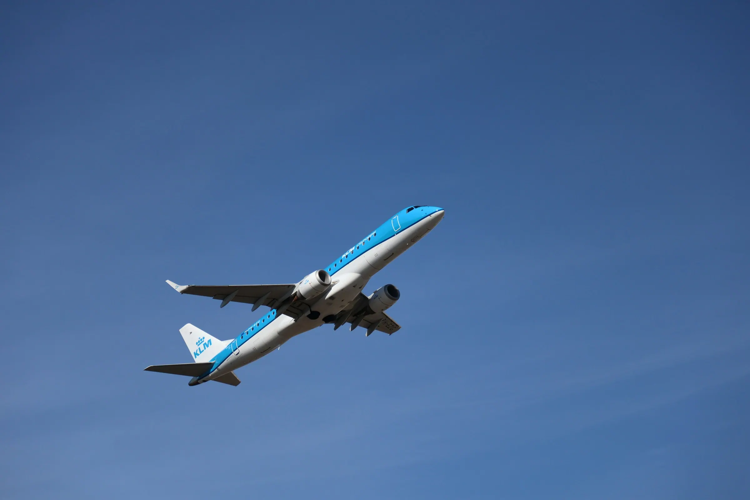 KLM-vliegtuig stijgt op in heldere blauwe lucht